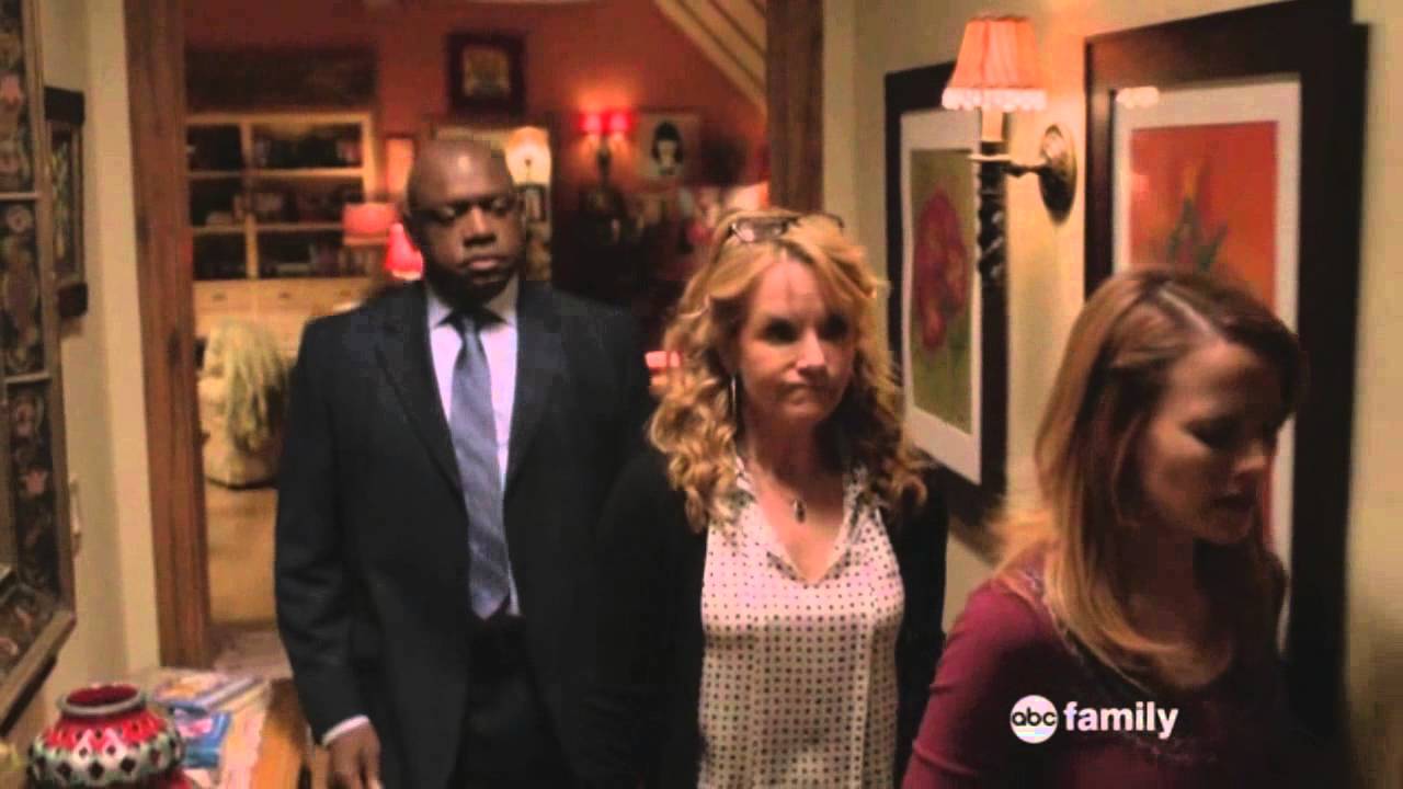 Switched at Birth: Travis in a towel saves the day (2x04)