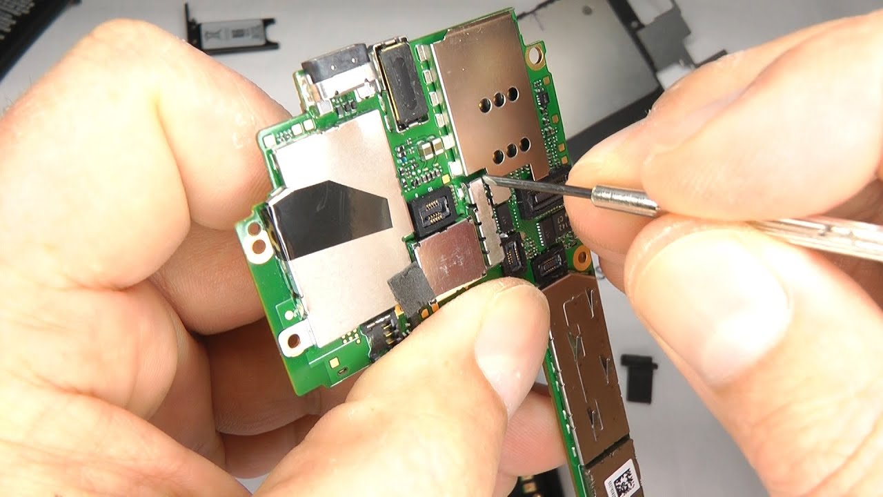 Разборка и сборка Nokia Lumia 800 — замена аккумулятора и корпуса