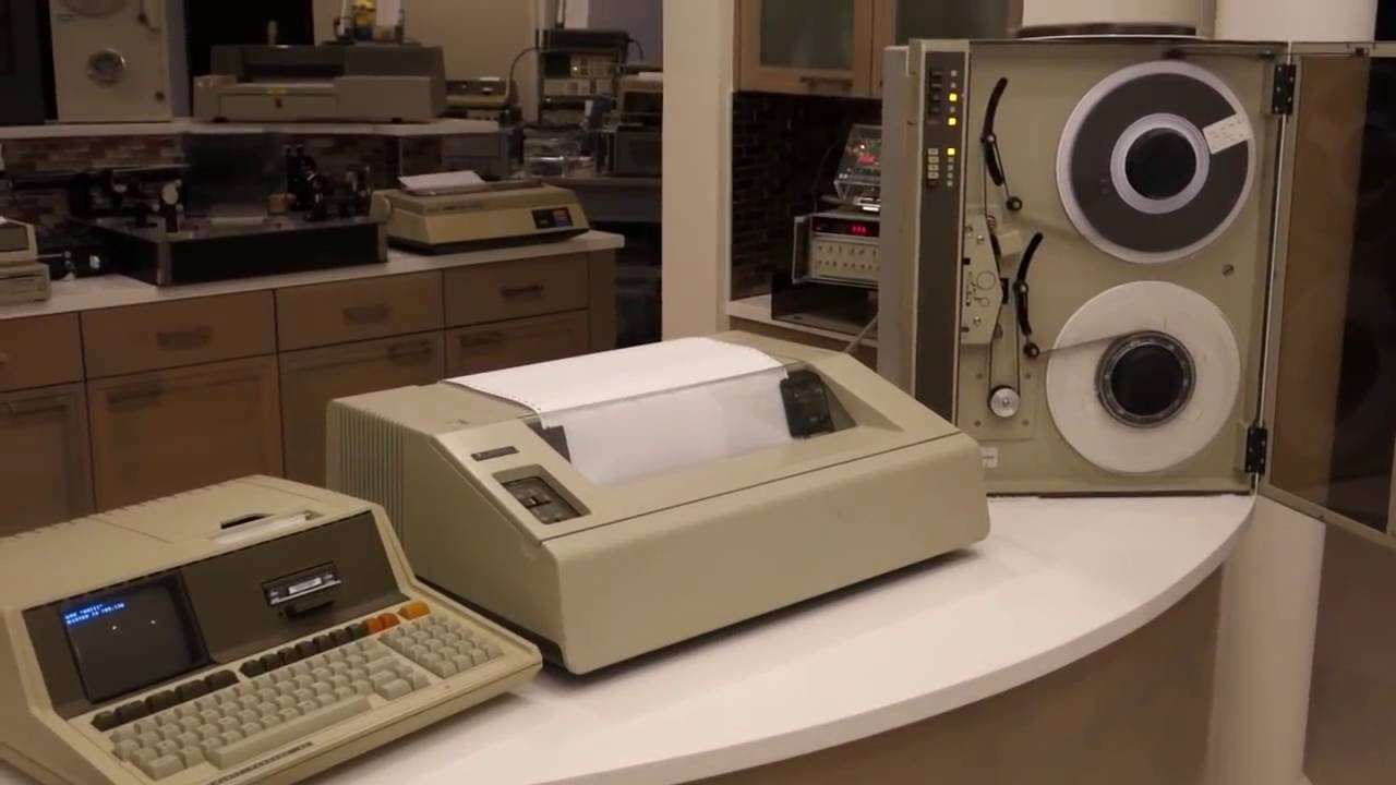 ASCII art demo with vintage HP 85 computer, HP 7970E 9-track tape and HP 2631G dot matrix printer
