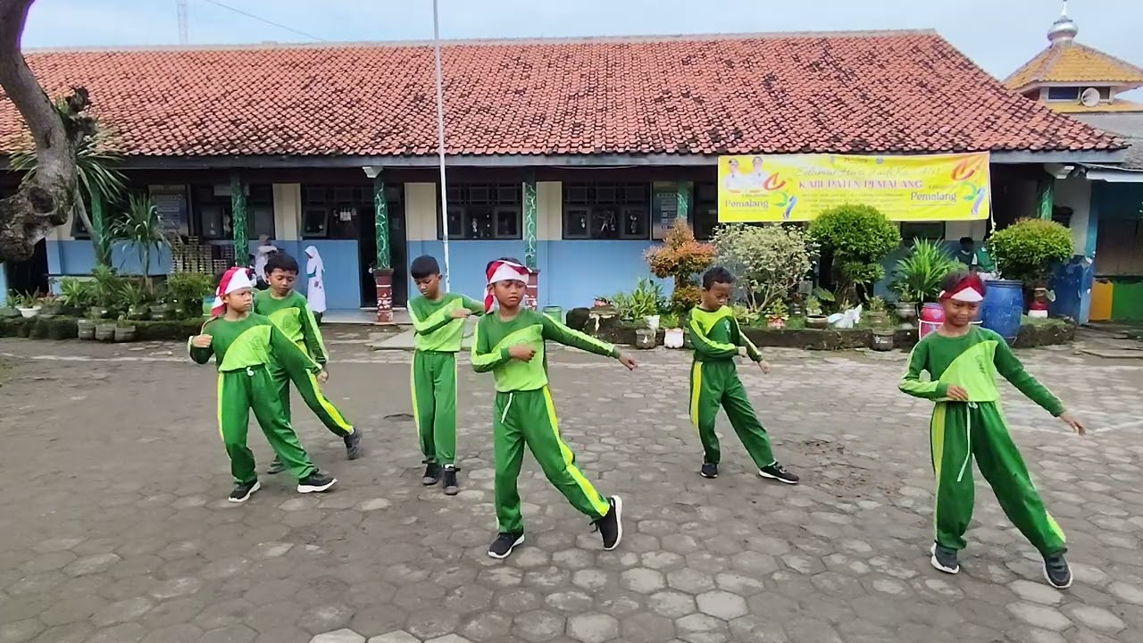 Kelompok senam NGAPAIN REPOT Kelas 4 SD 06 Pelutan