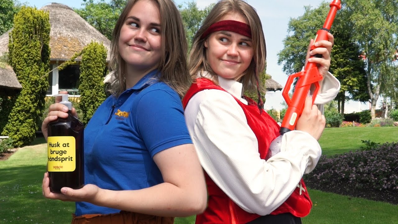 Jenny og Rødspætte spritter hænder og sprøjter med vand