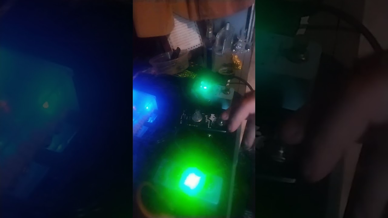Rowin Modulation Vibrato guitar riff using compressor distortion and analog delay 