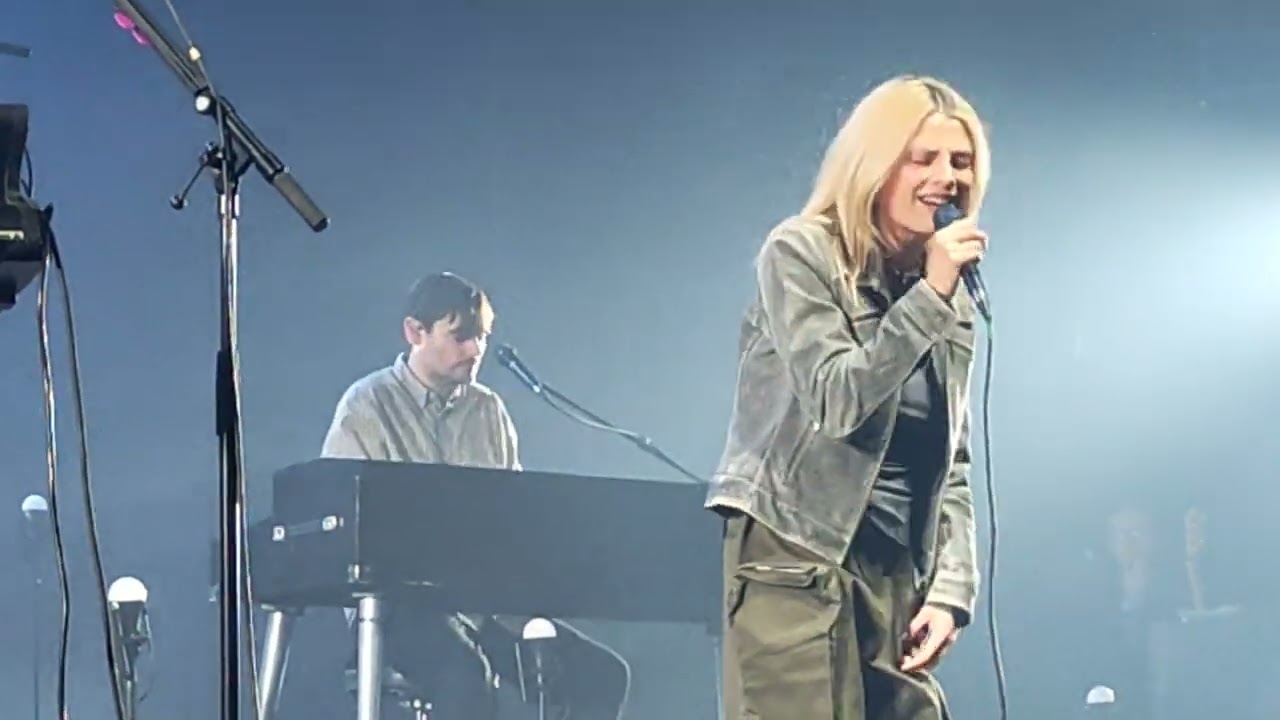 Puggy feat. Ma&euml;lle, Mirror, live @ Paris L'Olympia, 05/11/2025