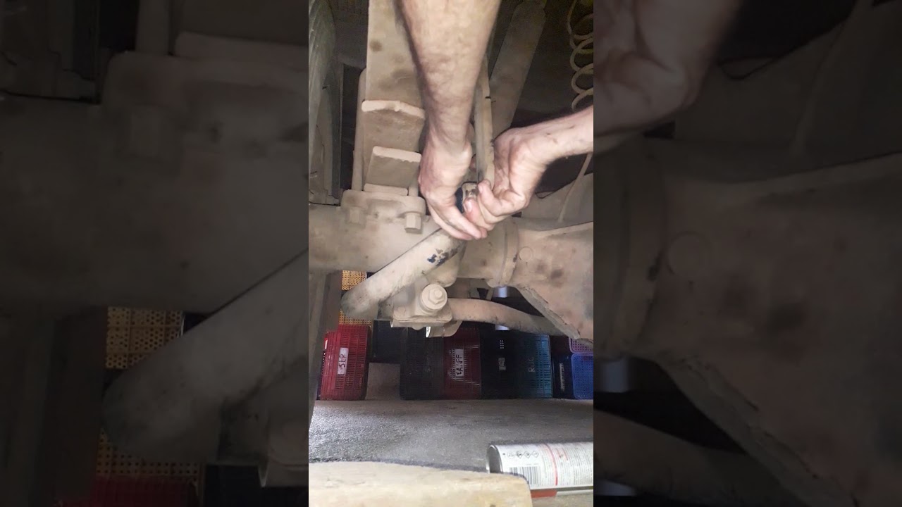 troca bucha da barra estabilizadora Mercedes 710 part 2