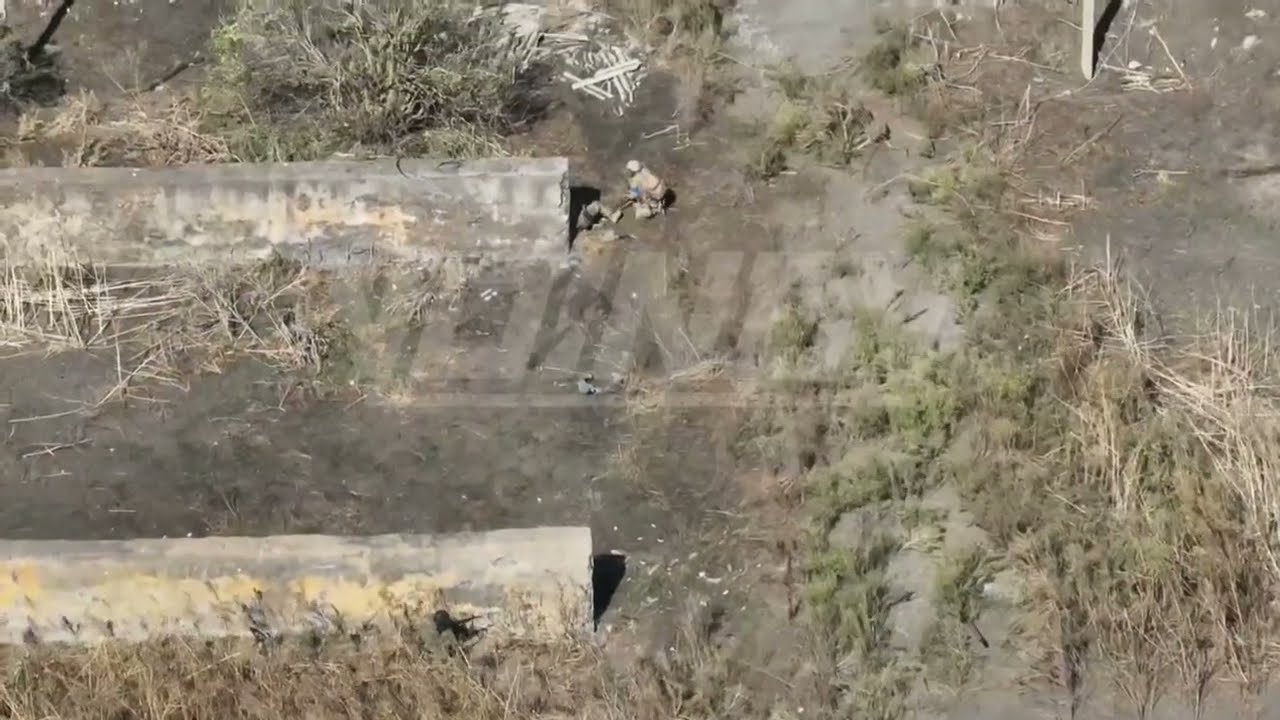 WARNING GRAPHIC CONTENT 18+ | Close quarter combat in Ukraine -  Russian soldier vs 2 Ukrainians