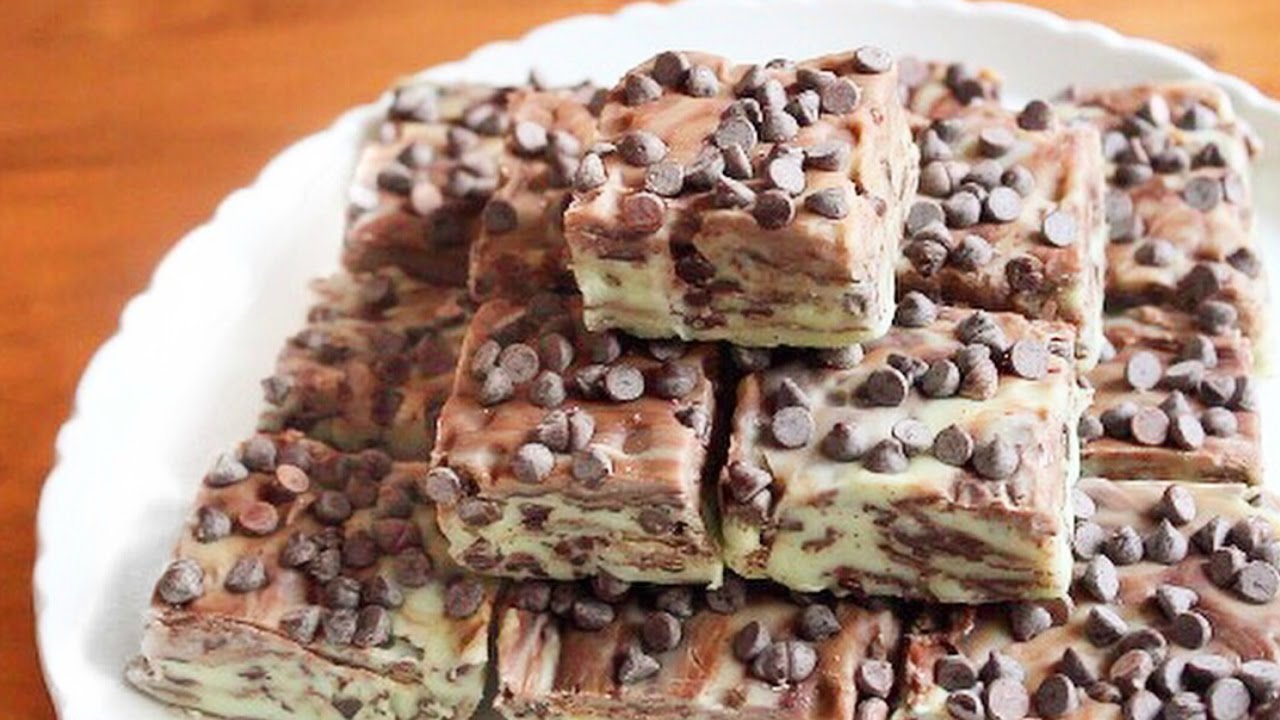 5 ingredient Mint Chocolate Chip Fudge | SweetTreats