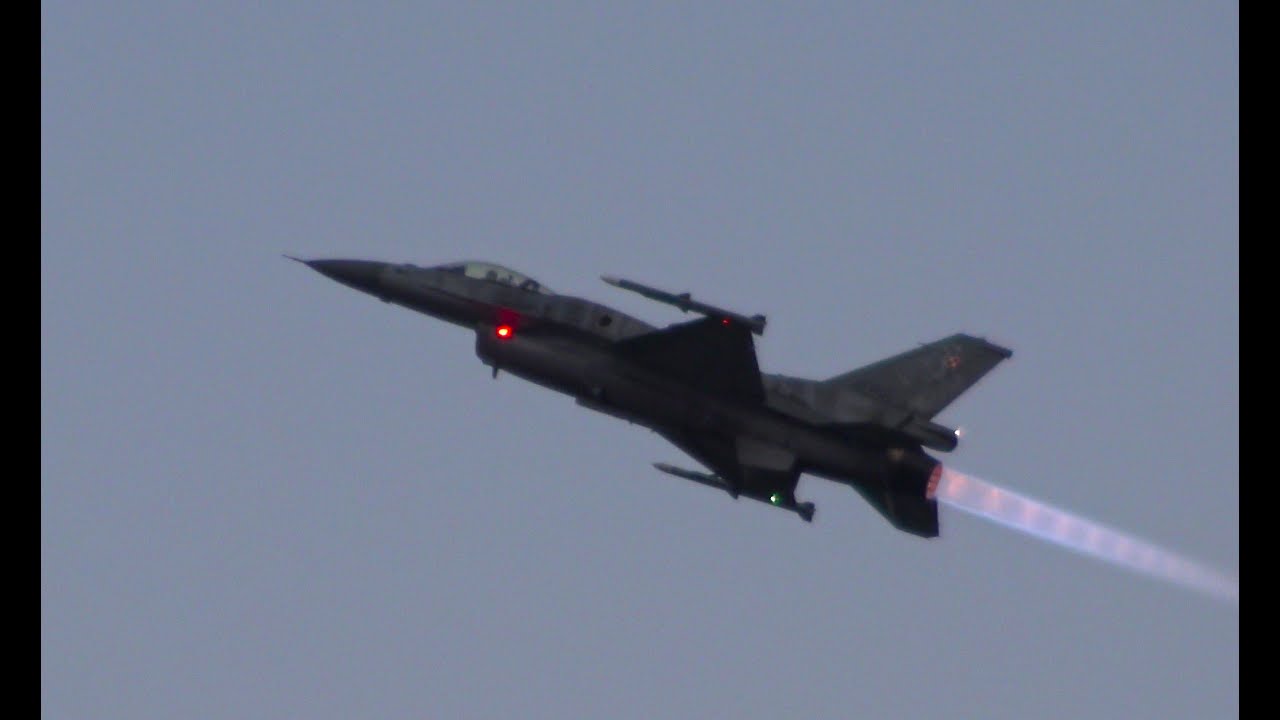 Show A&eacute;rien Cr&eacute;pusculaire de M&eacute;aulte . F16 Tiger Demo Team- Poland