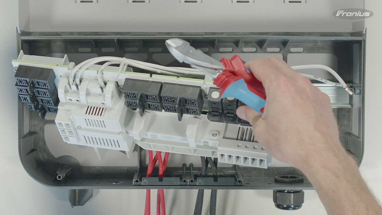 Retrofitting a surge protection device on Fronius Eco and Fronius Symo 10 – 20 kW