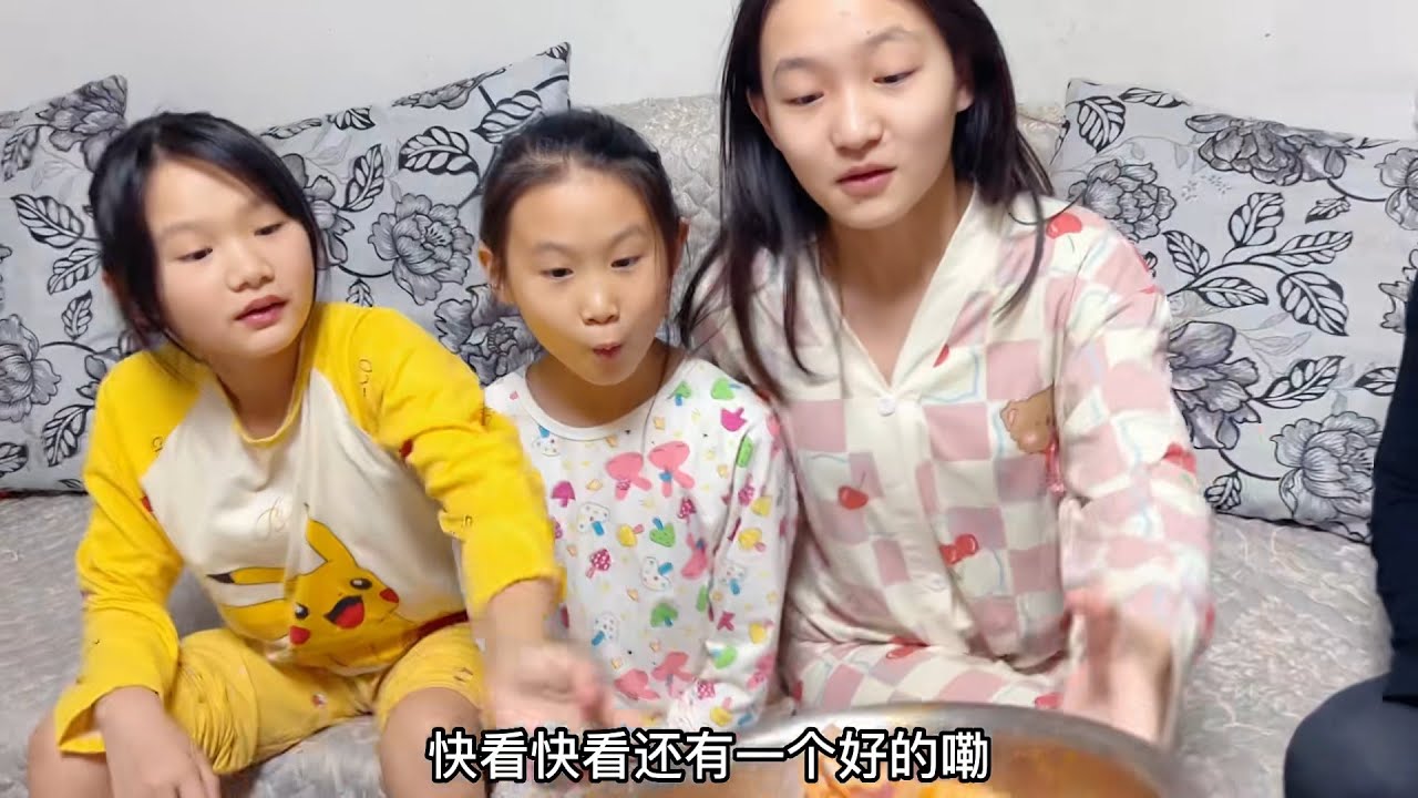 宝爸宝妈带着4个孩子挑战吃螺蛳粉火锅，吃完火锅又吃烤肉，满嘴流油太香了！