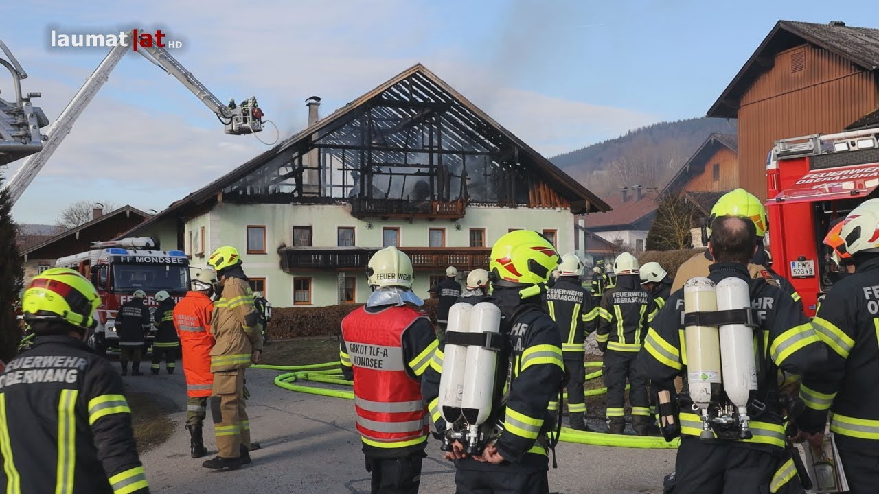 Großbrand eines Bauernhofes im Ortszentrum von Oberwang