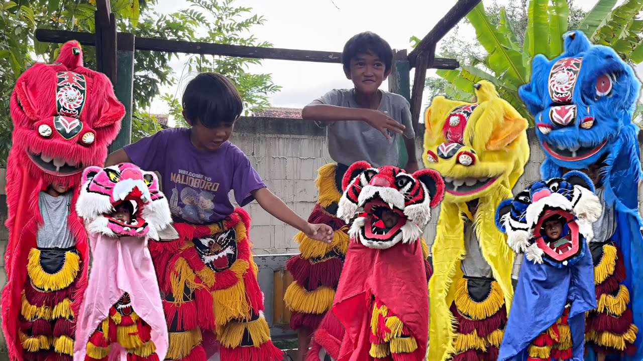 FAHRI AND FAJAR SERU SERUAN JOGET PAKEK BARONGAN MACAN WARNA WARNI DAN BARONGSAI WARNA WARNI