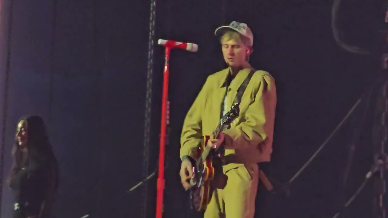 Machine Gun Kelly + Julia Wolf - Iris - O2 Arena London - 05/03/26 - Lost Americana Tour