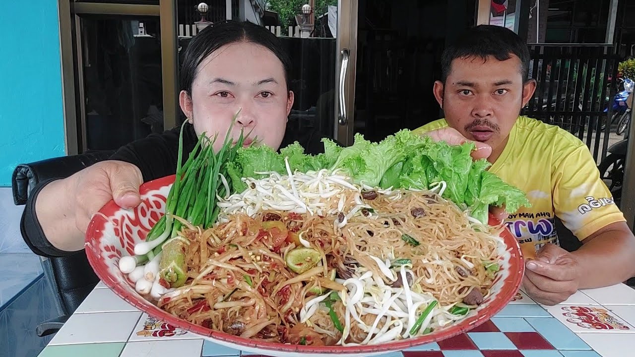 ผัดหมี่สูตรแซ่บกับส้มตำพริกเผ็ดๆเป็นอะไรที่อยากกินมานาสุดๆ
