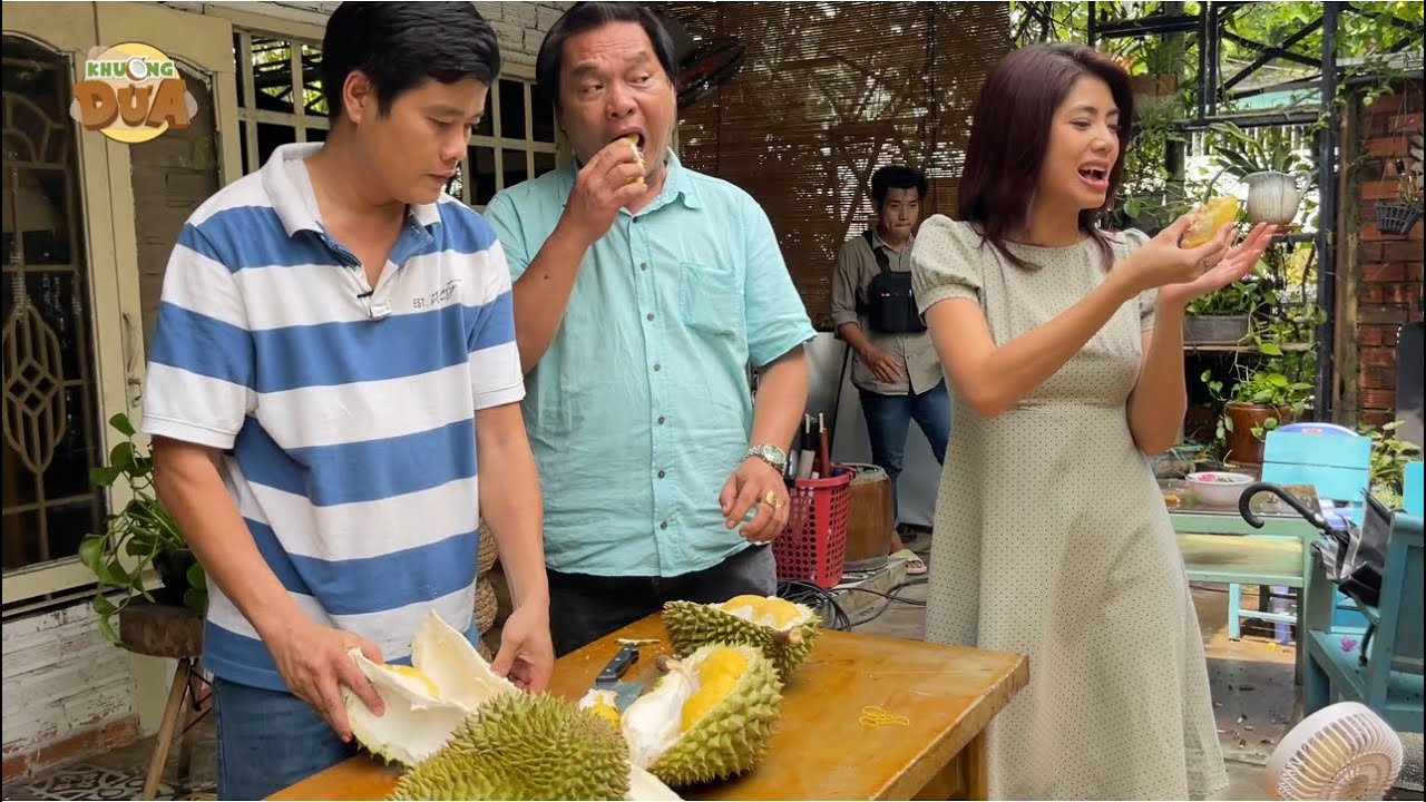 Đàm Phương Linh và Đạo Diễn Minh Múm quá mê sầu riêng Khương Dừa, 1 người ăn 2 trái chưa đã?