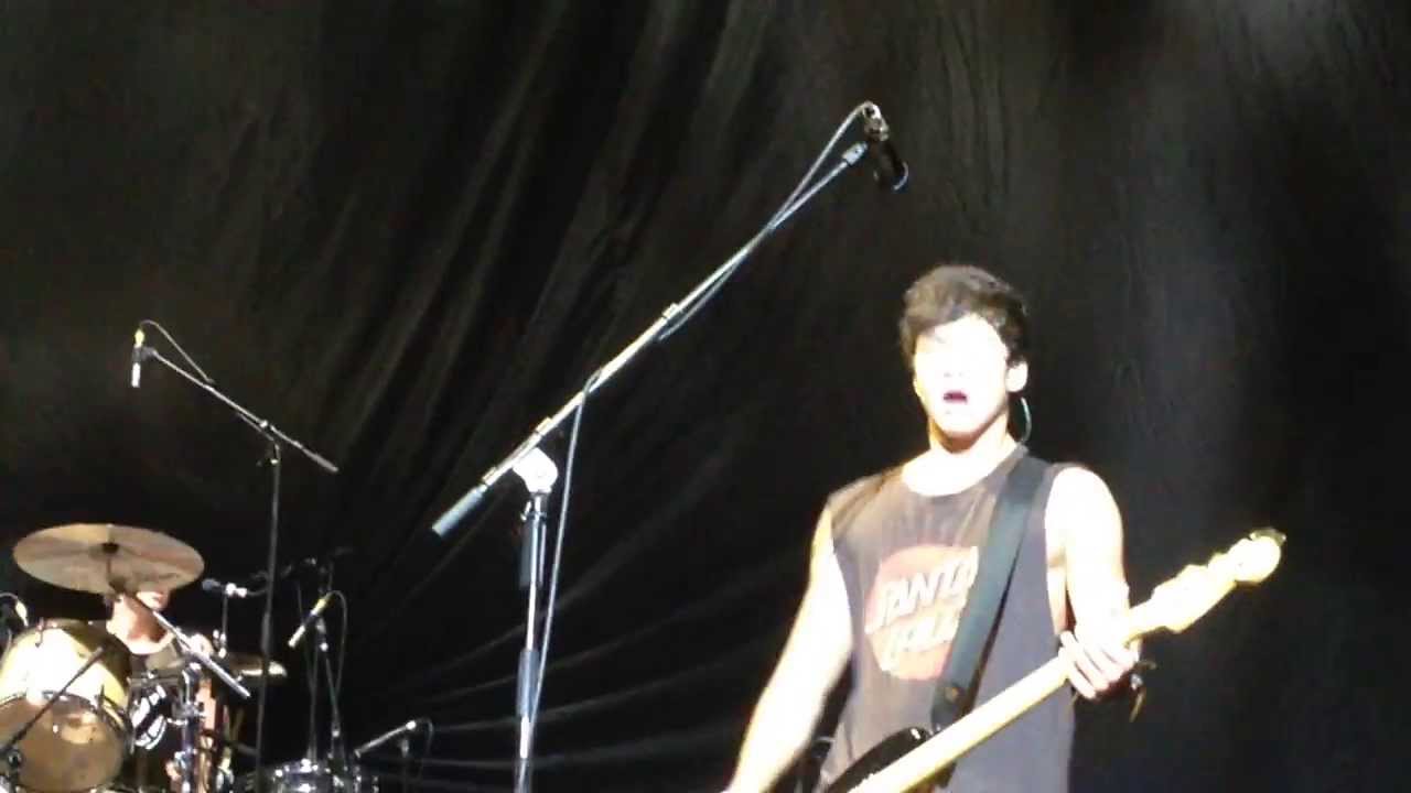 Try Hard - 5SOS - Auckland, NZ 13/10/13 - Front Row