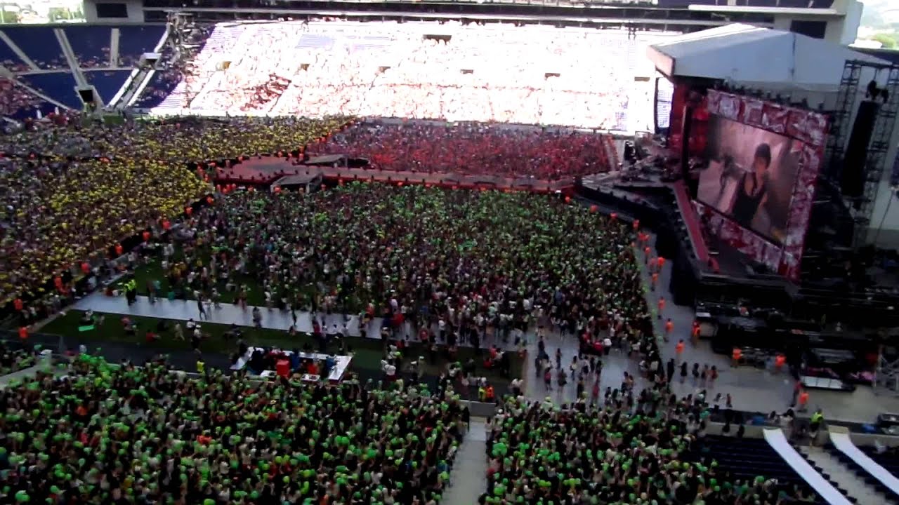 Fans singing She Looks So Perfect @ WWAT in Porto, Portugal - 13072014