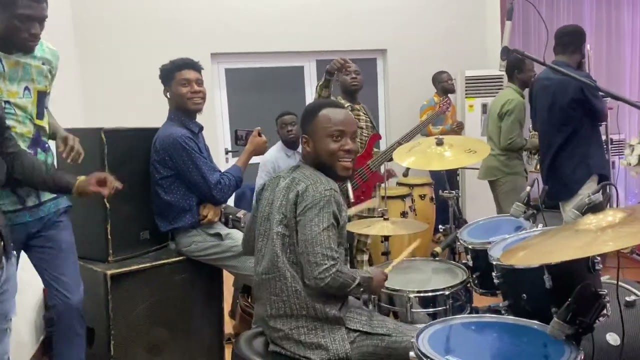 HOT POWERPACKED PRAISE JAM WITH @JojoArhin & @SandyAsareofficial  At KAYDEE’s WEDDING   KOF EMMA 🥁