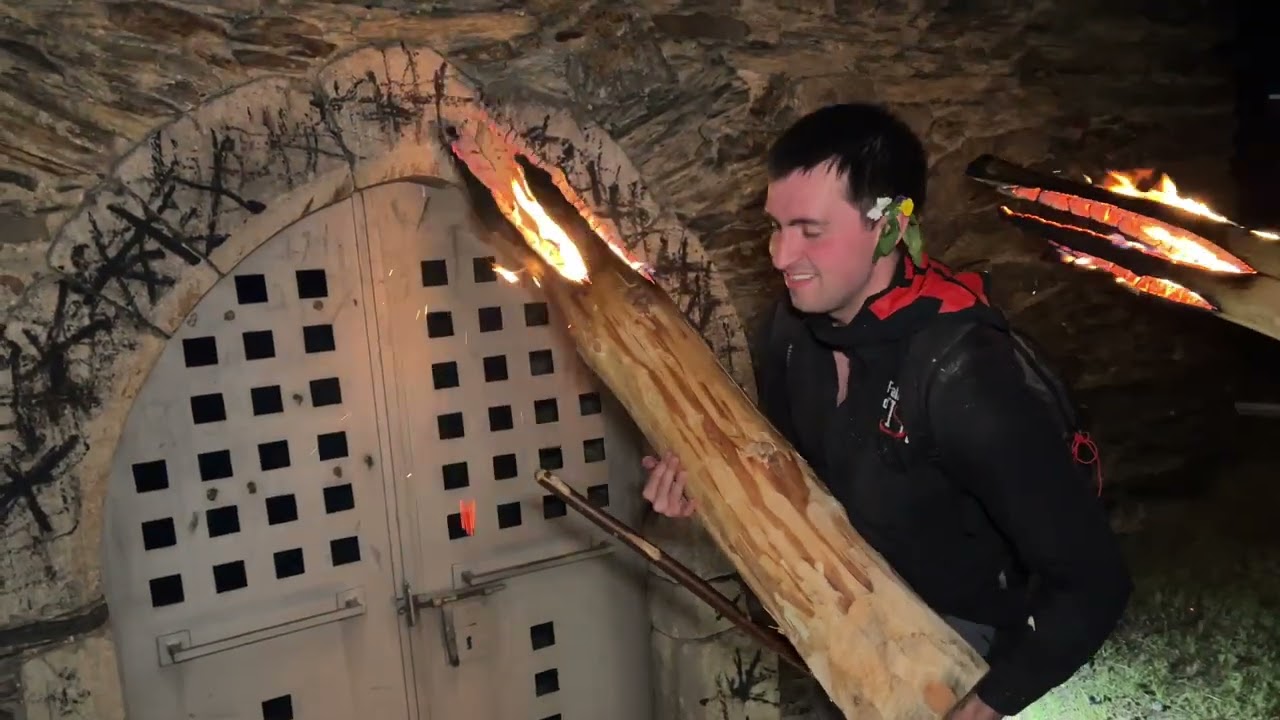 Isil celebra la nit més esperada de l'any amb la seva tradicional baixada de falles