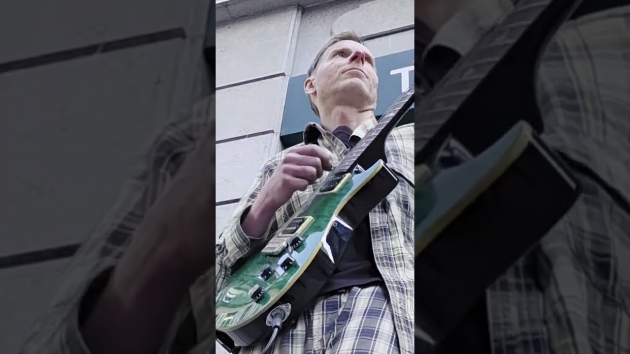 Crudi joue dans la rue - Impro guitare dans la rue &agrave; Lausanne