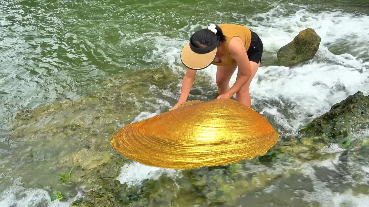 🤯 The blue spring water nurtures a super golden giant clam, with amazing pearls inside
