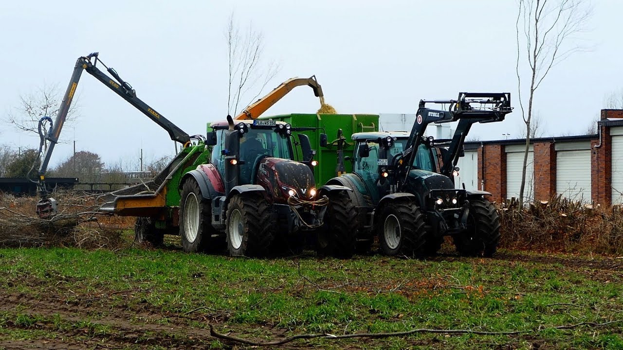 Valtra Traktoren beim Holzhacken / Willrodt - Service