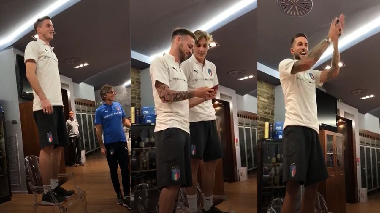 BONUCCI REGISTRA E PRENDE IN GIRO I SUOI COMPAGNI MENTRE CANTANO