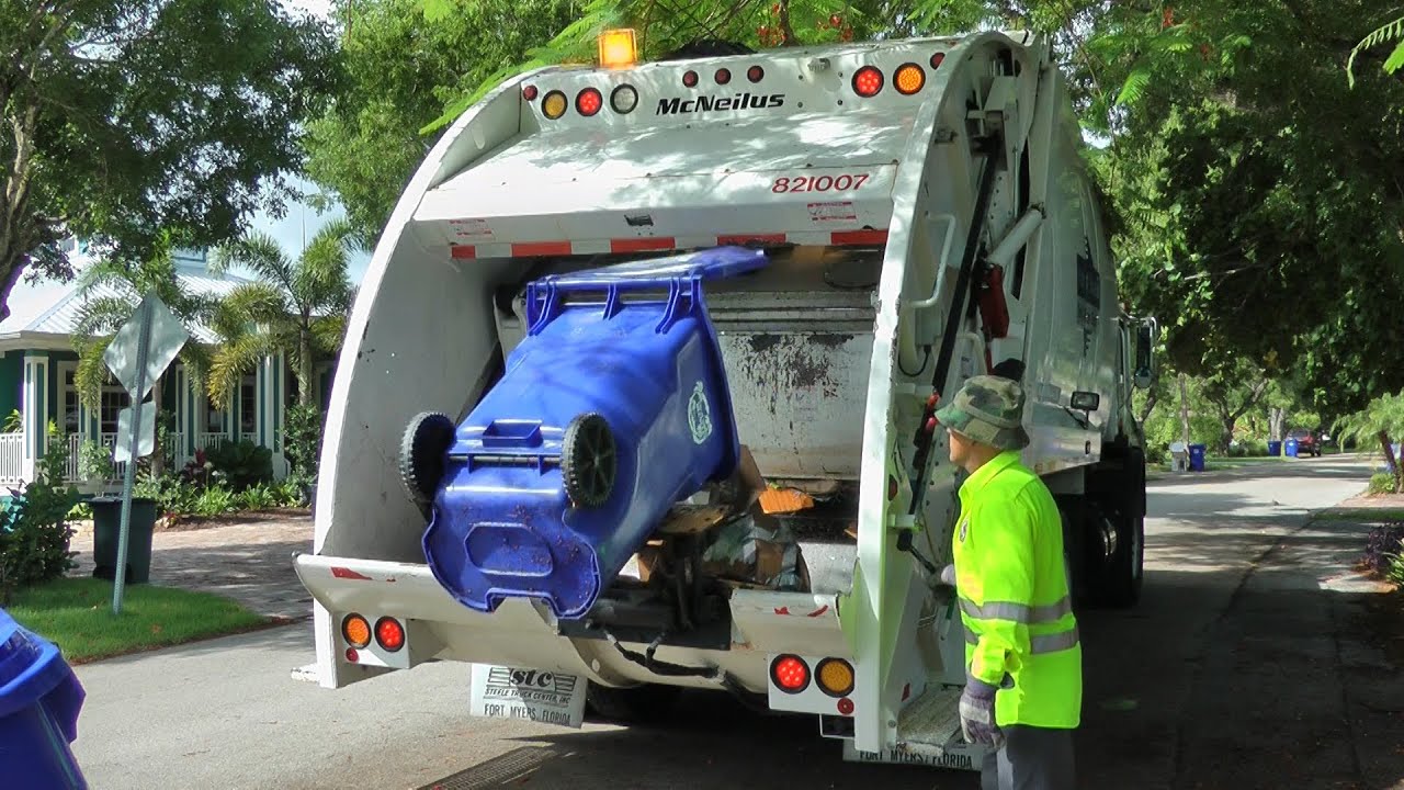McNeilus Rear Loader: City of Naples
