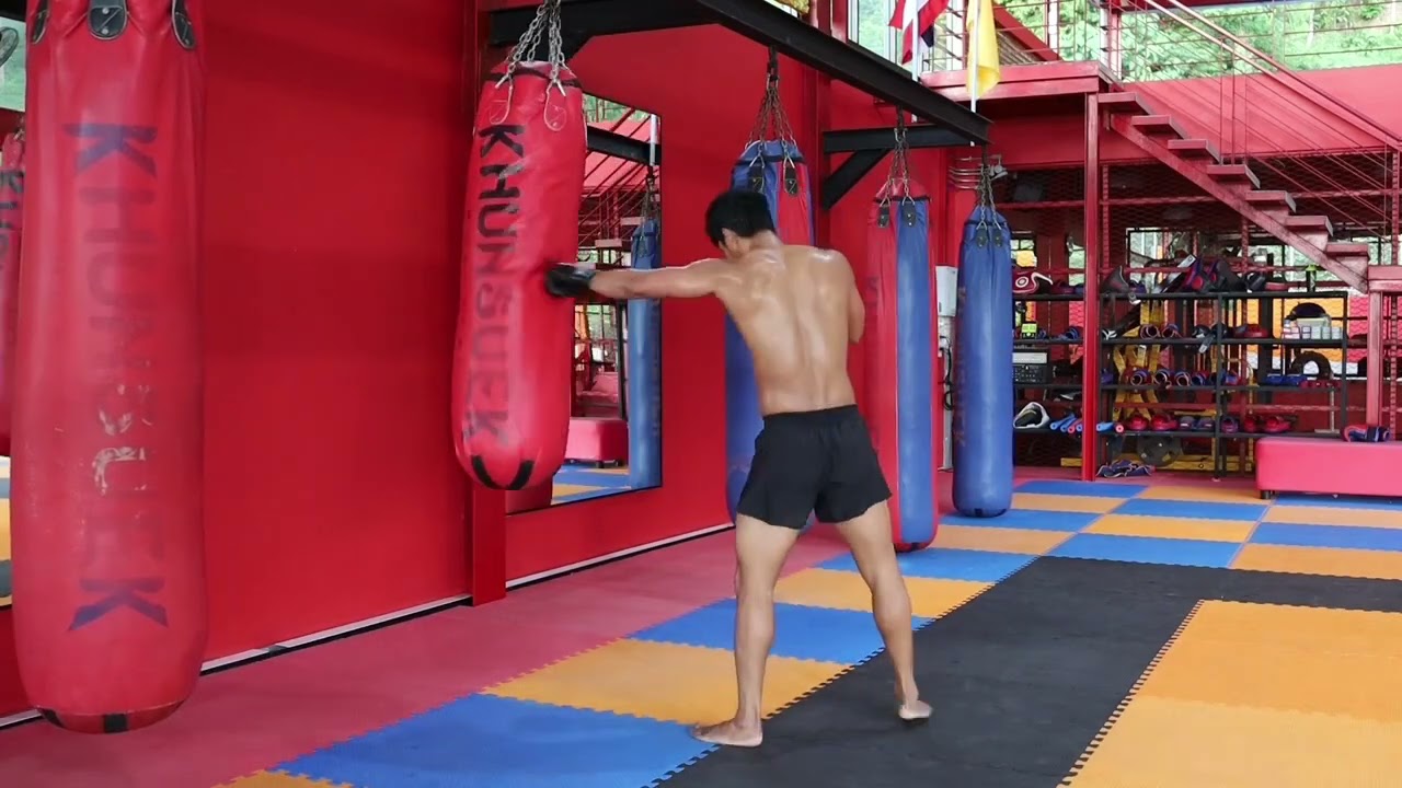ซ้อมมวยด้วยการเตะกระสอบทราย Superbon banchamek