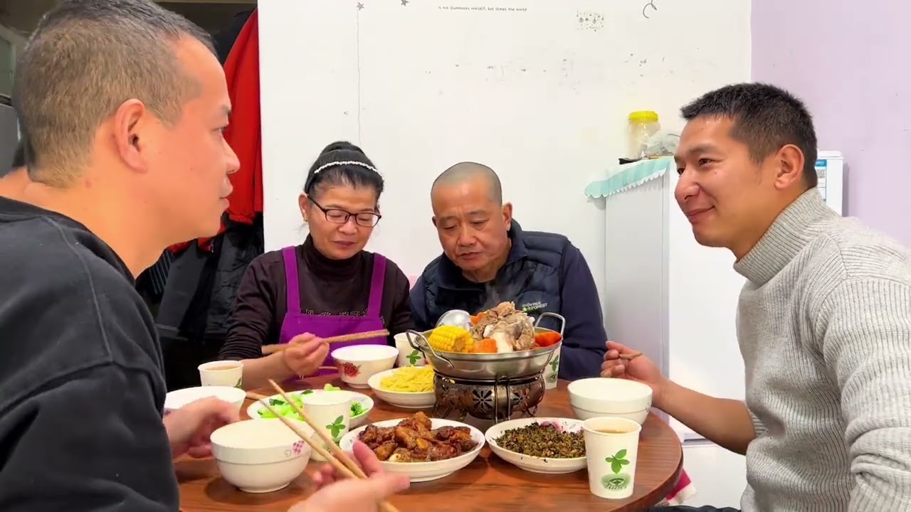 儿子回北京了，爹妈齐上阵做一桌接风餐，一家人齐聚出租屋好热闹