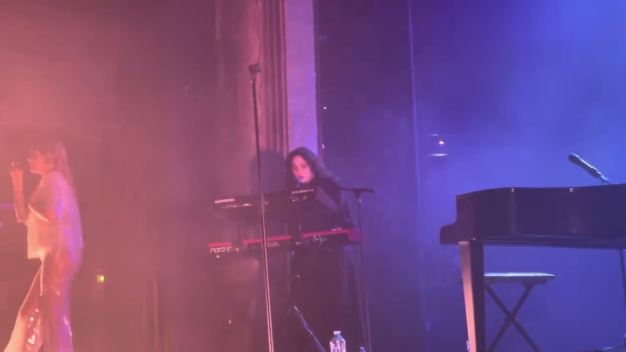 Combustible - Coeur De Pirate / live @ Paris - Folies Bergère 12/10/2024