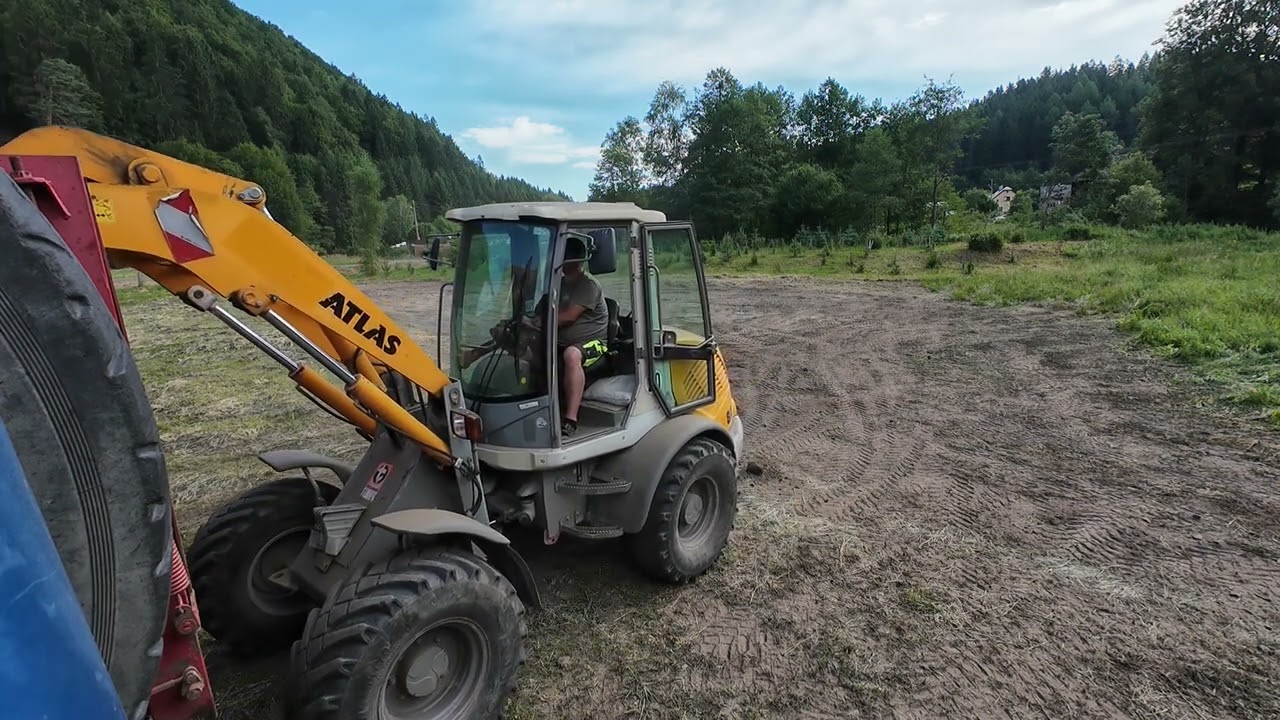 Kloubový nakladač Atlas 80/ naložení poslední hromádky zeminy