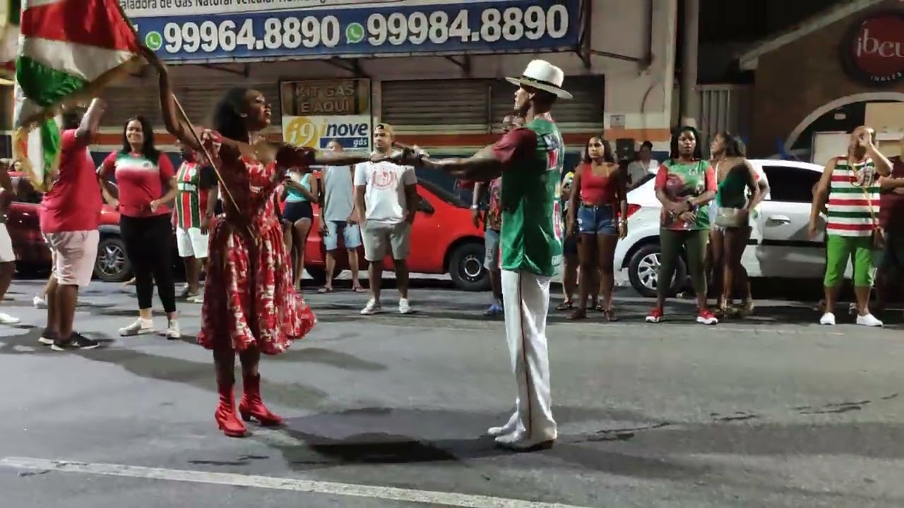 Grande Rio 2022: casal de mestre-sala e porta-bandeira no ensaio de rua