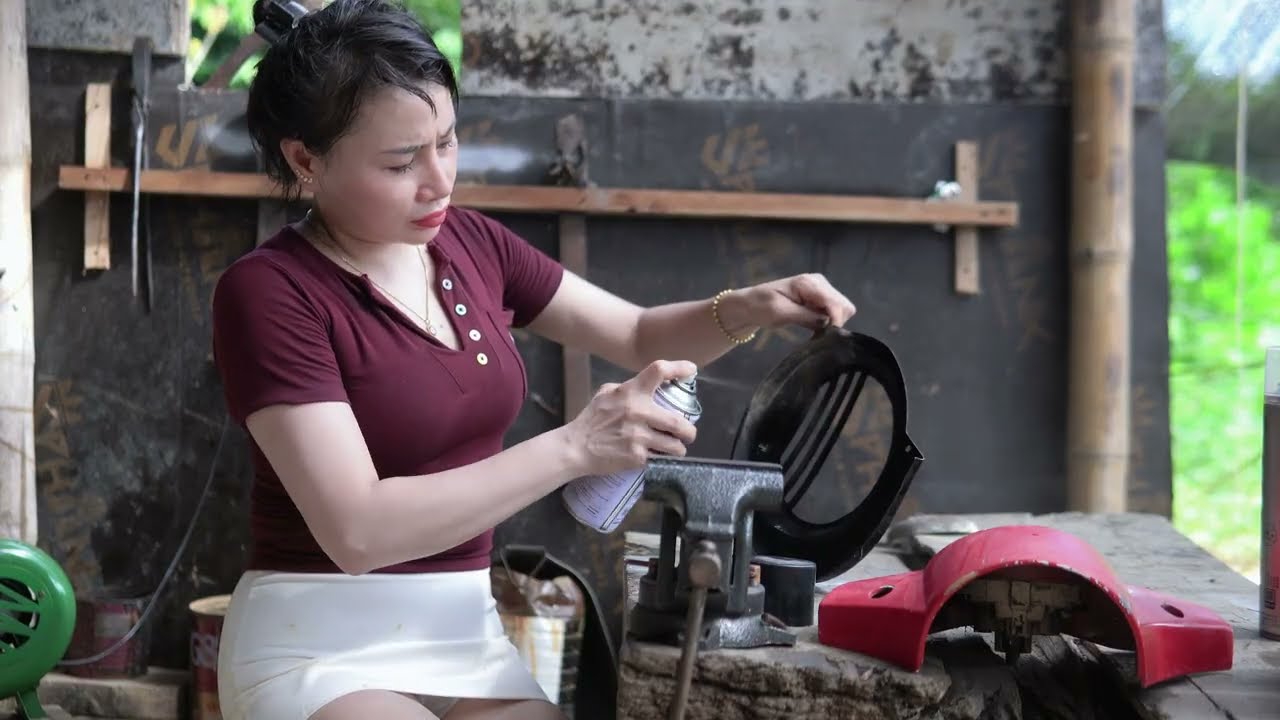 The chubby girl restored the old woman's old Vespa scooter.