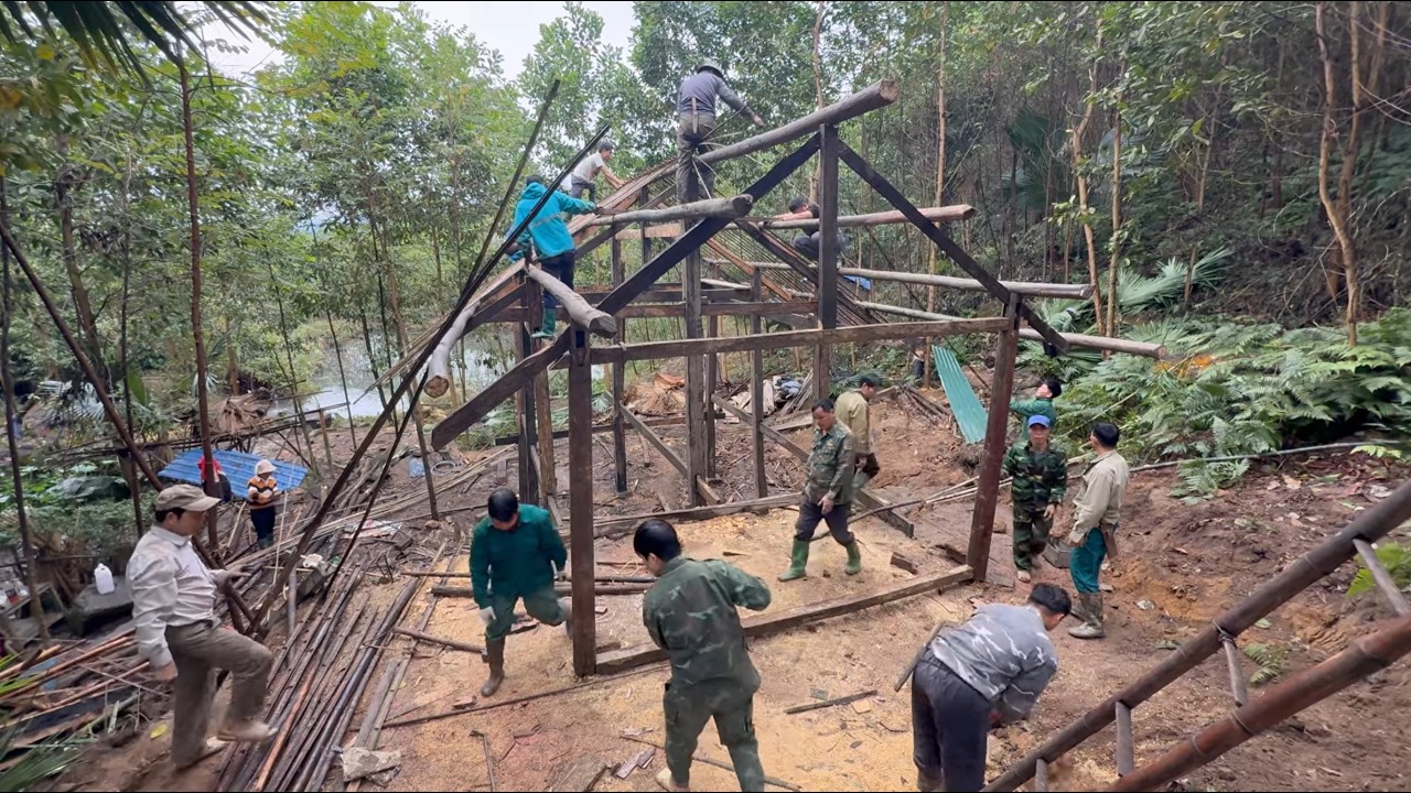 The talented girl helps the old man in the forest build a new house to replace dilapidated
