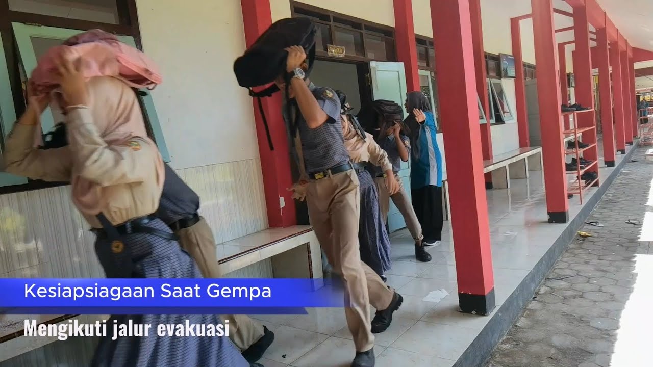 Simulasi Evakuasi Bencana Gempa Bumi pada Hari Kesiapsiagaan Bencana 2025 - SMP Negeri 1 Wuluhan