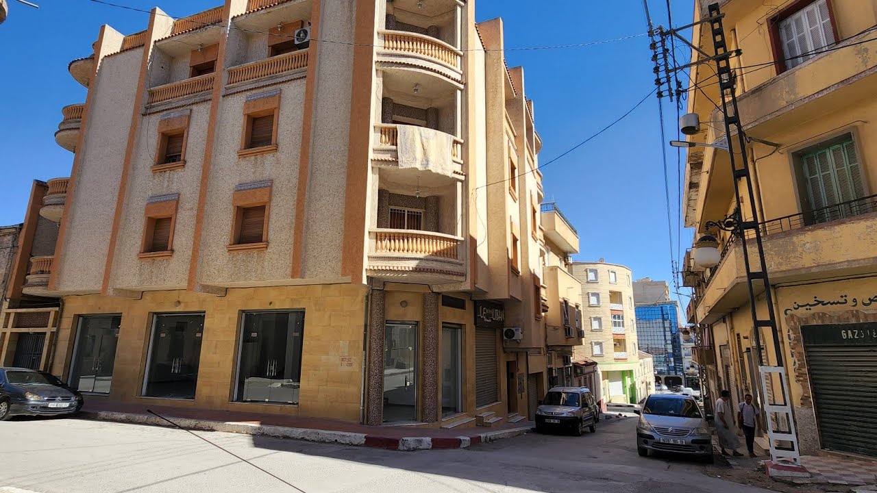 محل تجاري كبير للكراء بقلب مدينة سطيف. شاهدوا الفيديو لا تبخلوني بلايك واعجابكم في قناتي.0661599196