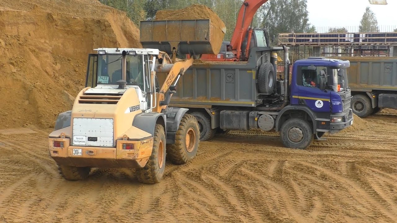 Погрузчик Liebherr L534 грузит самосвал Scania P400