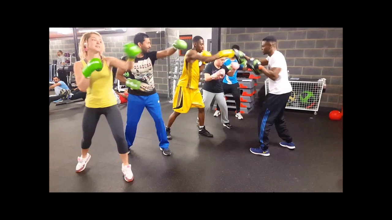 Small group boxing training with focus Mitts pads Drills - Boxing Pad Work - easyGym aboveboxing