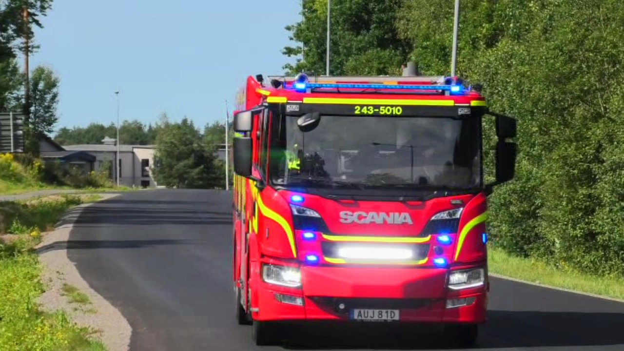 RÄDDNINGSTJÄNSTEN VÄRNAMO (5080+5010) AUTOMATLARM brandbil i utryckning Feuerwehr auf Einsatzfahrt
