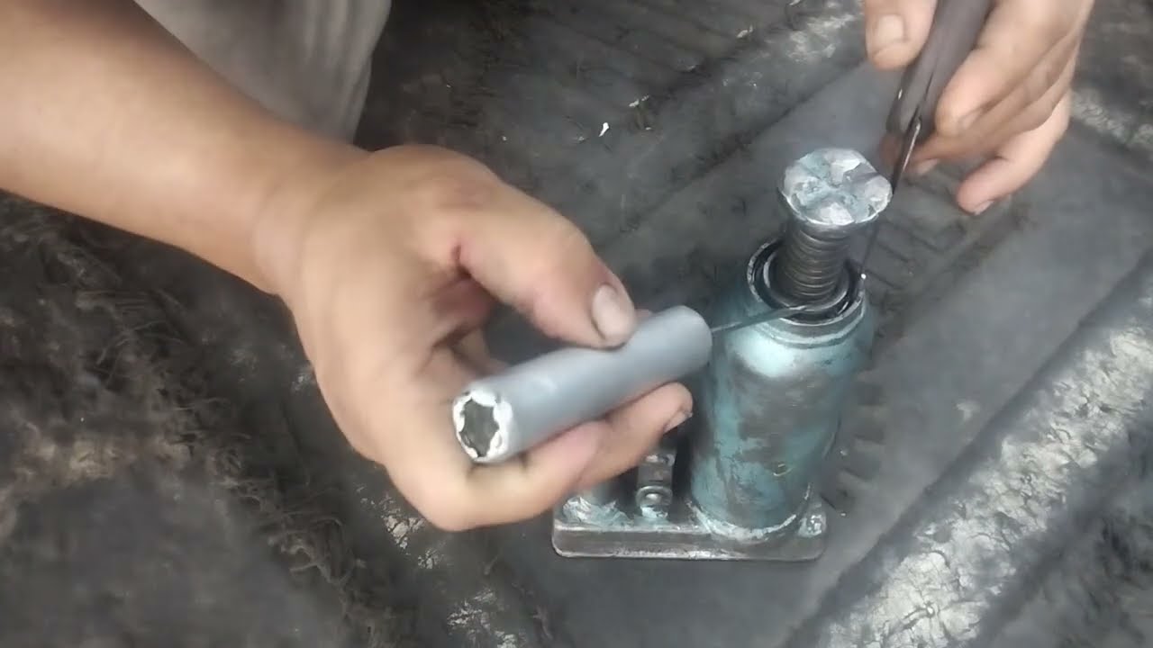 Cómo desarmar un gato hidráulico sellado 