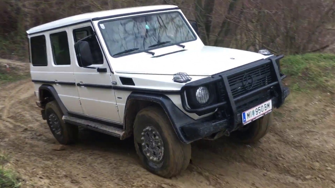 Mercedes G Professional mit Winterreifen im Matsch