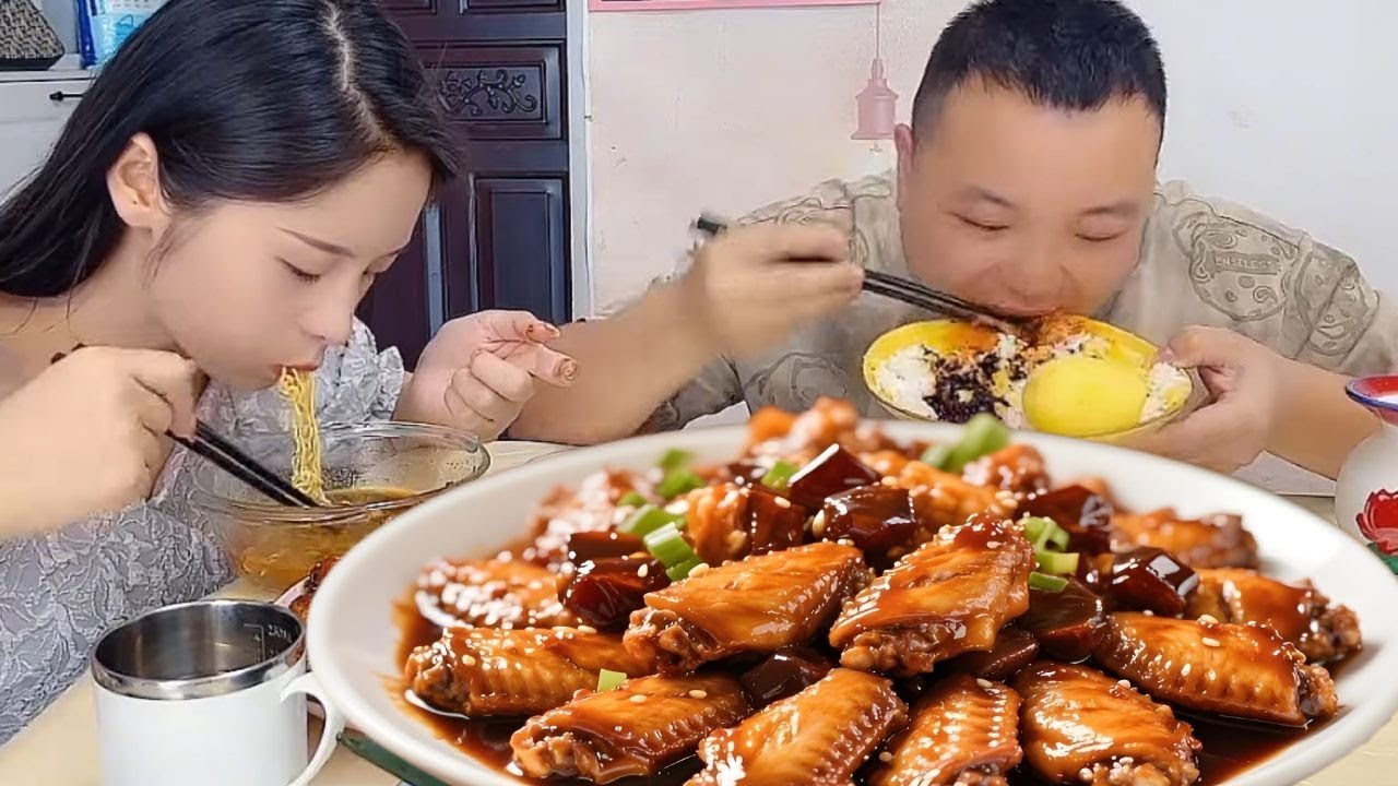 自私老公只配吃水煮土豆？我在旁边啃鸡翅馋哭他，最后连骨头都不给他留！【九零后夫妻】