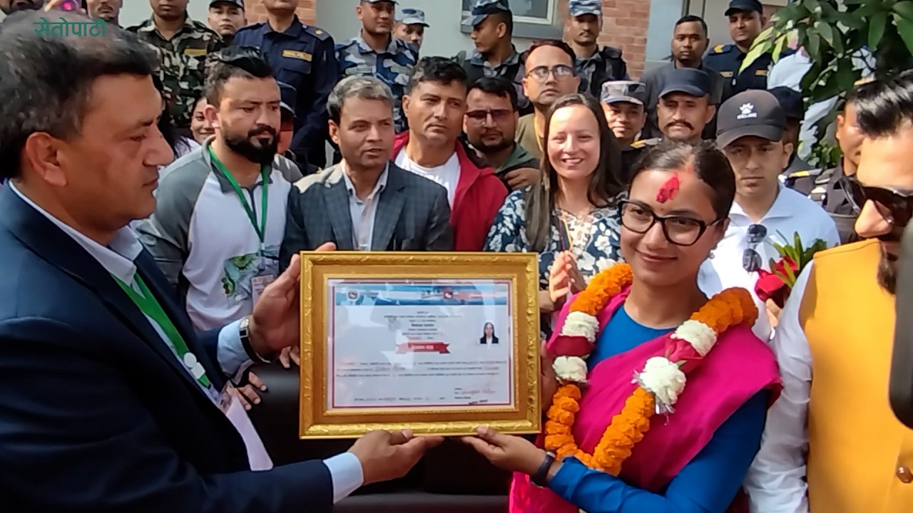 जितपछि प्रमाण पत्र ग्रहण गर्दै सोविता गौतम