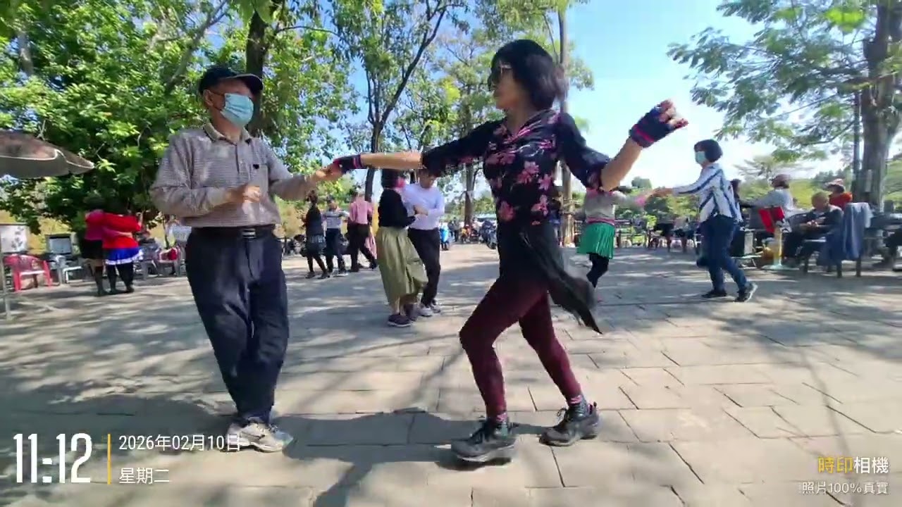 金獅湖廣場康小姐唱歌跳舞