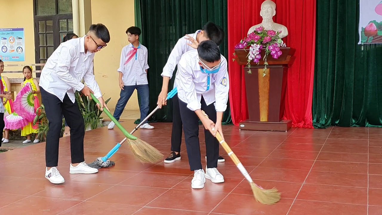 Tiết mục lớp 9D2, thi văn nghệ chào mừng ngày 20/11
