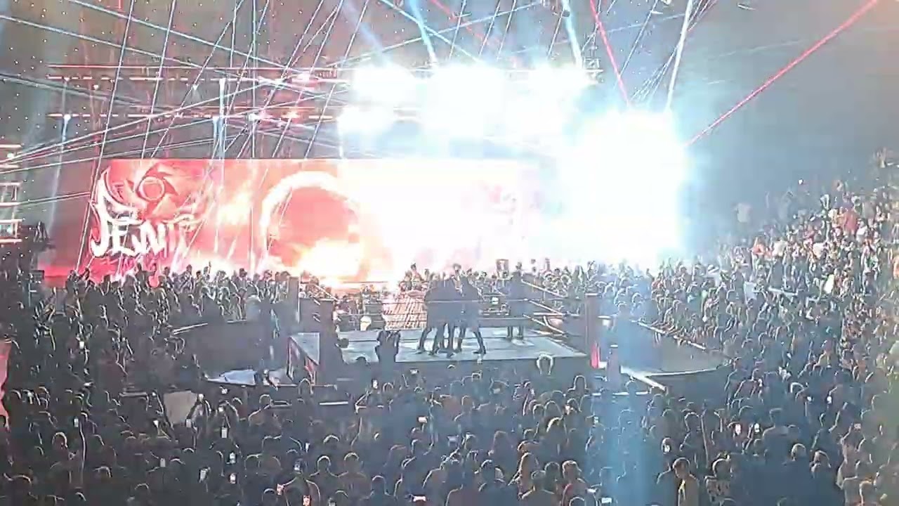 WWE MONDAY NIGHT RAW panta entrance 