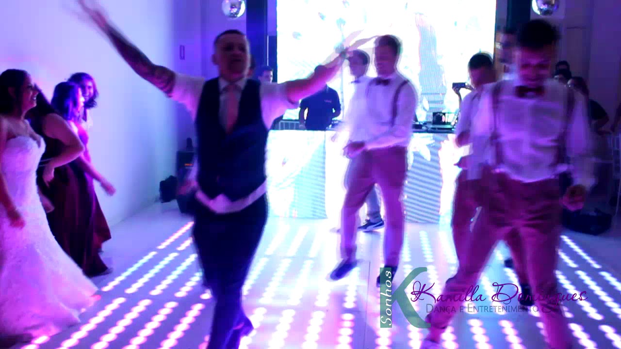 Dan&ccedil;a com padrinhos Casamento Karina e Danilo