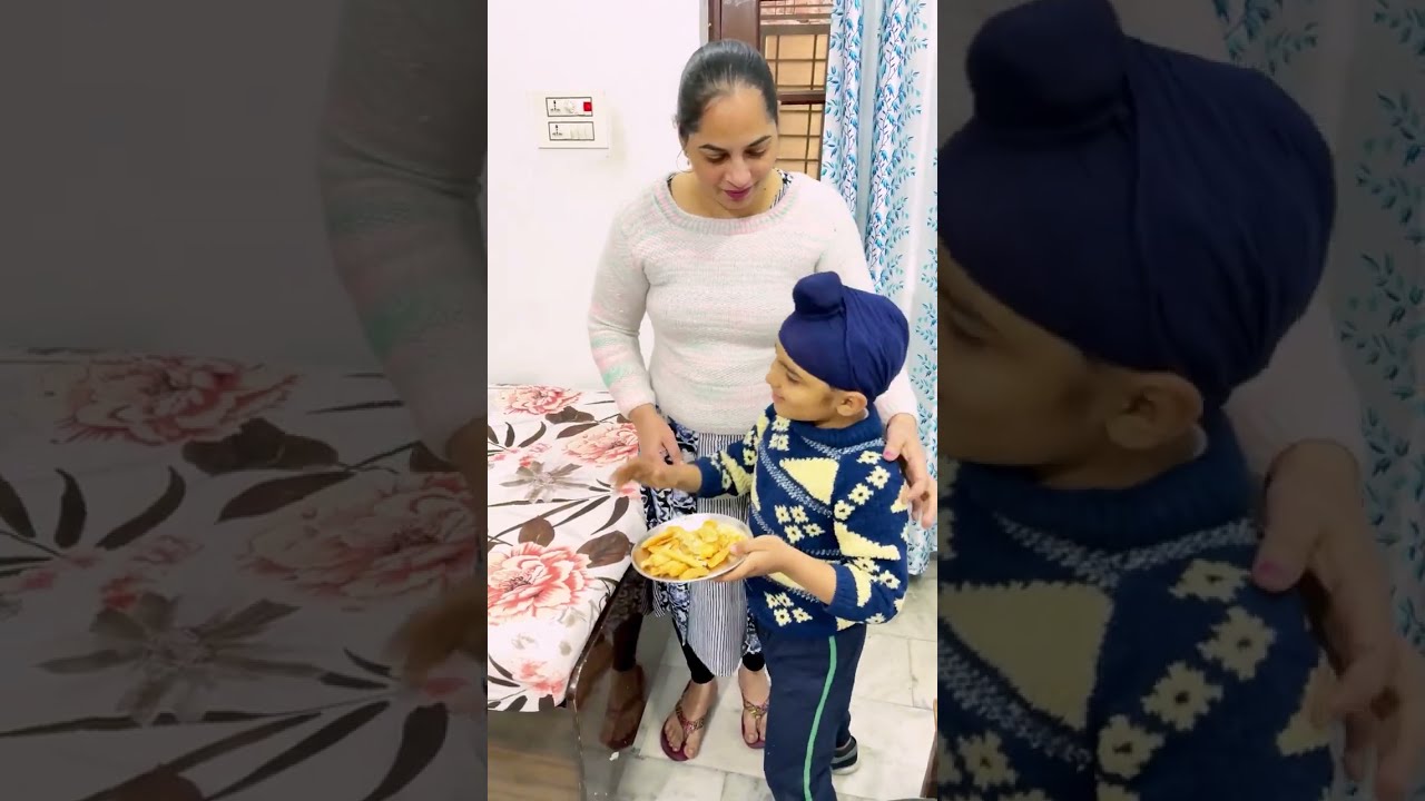 Abhi Ko Chori Chori matar Khate Hue mom Ne Pakad Liya 😝😂
