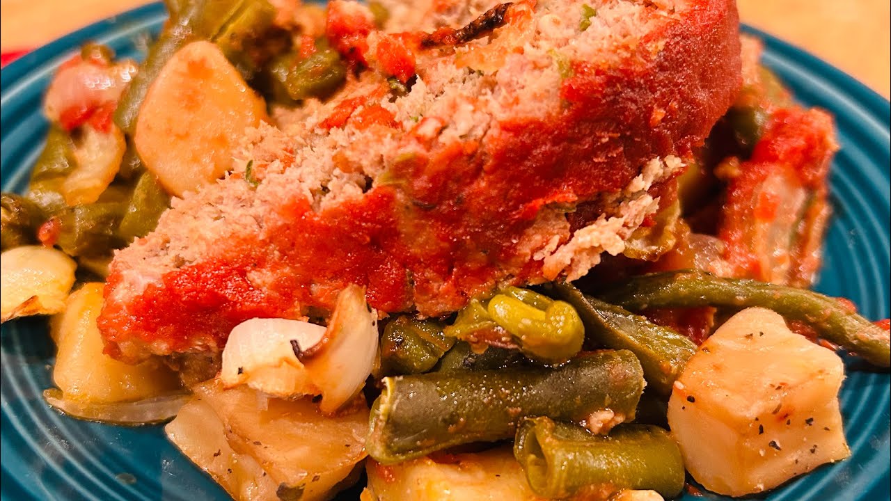 Мясной рулет, запеканка из зеленой фасоли и картофеля