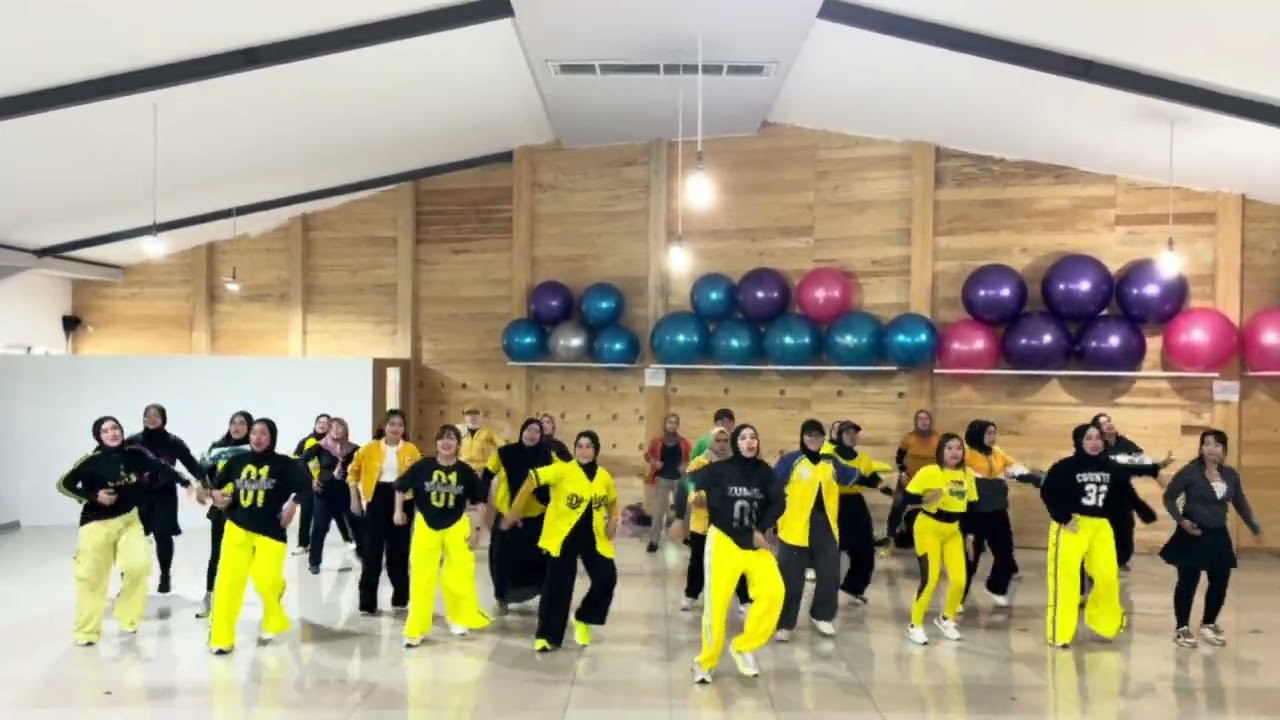 ZUMBA | ZOO | By Shakira | Choreo ZIN NOVIMEGA